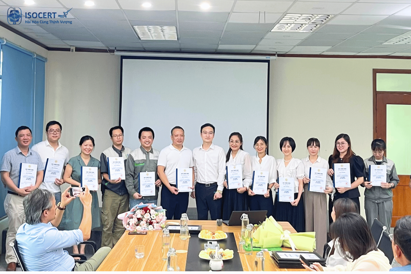  Đại diện ISOCERT trao chứng nhận của ISO 9001 cho Gcool