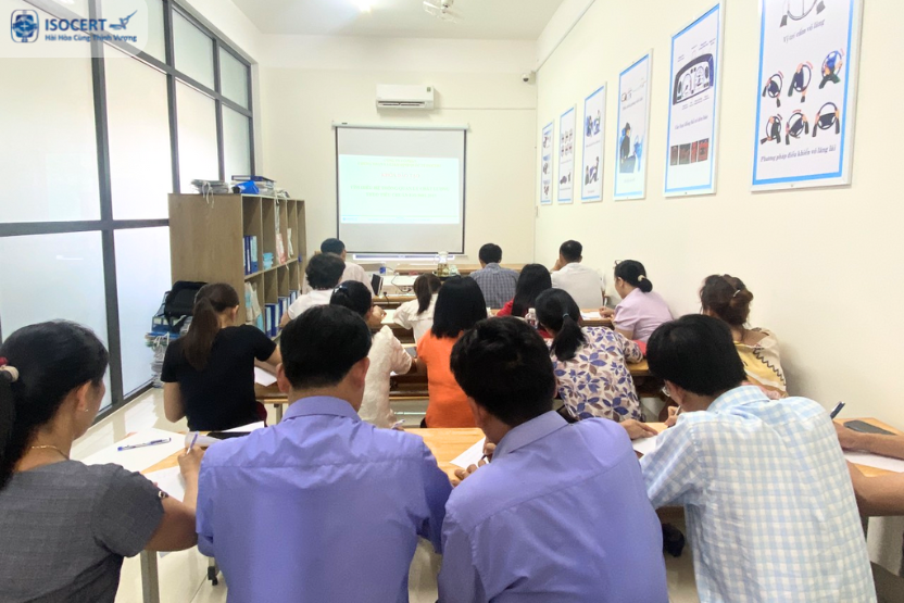 Nhân viên tại Trung tâm giáo dục nghề nghiệp lái xe Phú Ninh tham gia huấn luyện thực hành ISO 9001 và 5S