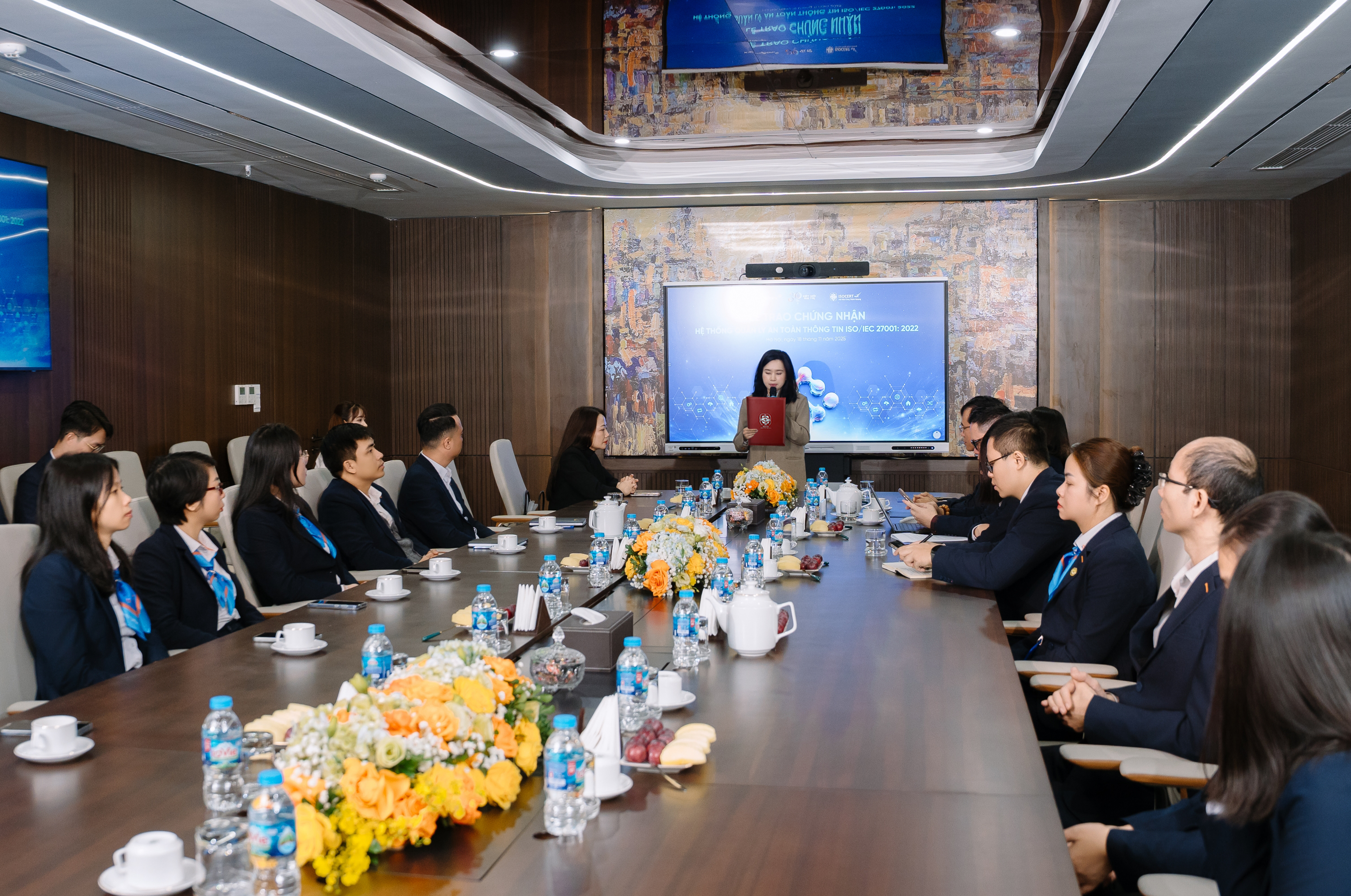 Bà Hoàng Thạch Hà - Đại diện ISOCERT phát biểu tại sự kiện trao chứng nhận ISO 27001:2022 cho Khối Công Nghệ KienlongBank